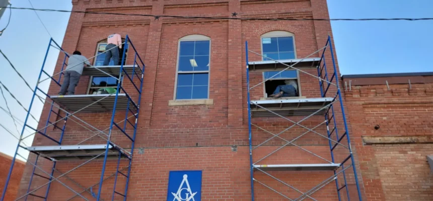 Bolivar Lodge East Windows