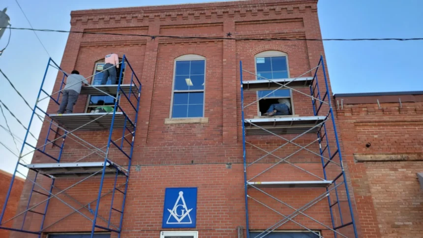 Bolivar Lodge East Windows